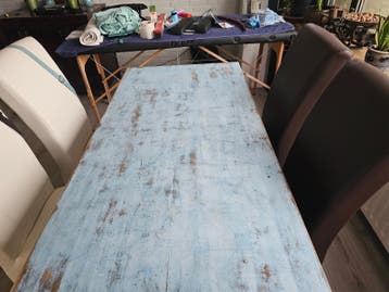 Robuuste houten eettafel met metalen details