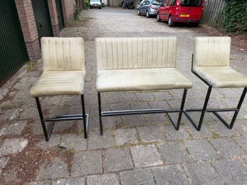 Op maat gemaakte barstoelen en bank