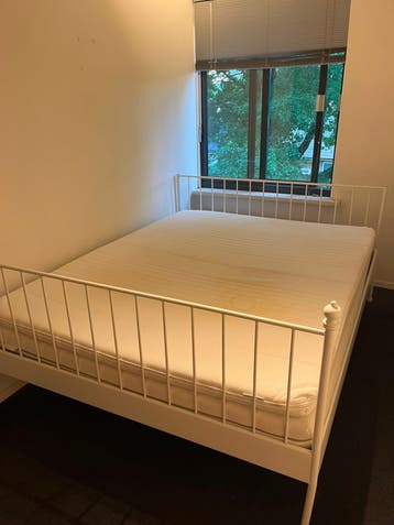 Wit metalen tweepersoonsbed met matras
