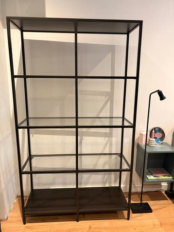 IKEA Vittsjö kast in zwart metaal met glazen planken