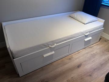 IKEA uitschuifbed met lades, exclusief matras en kussen