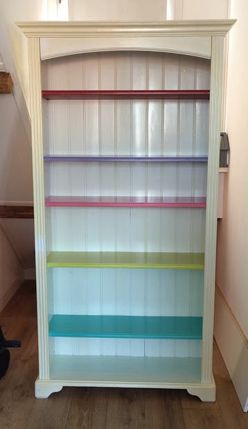 Houten boekenkast, klaar voor een nieuw likje verf