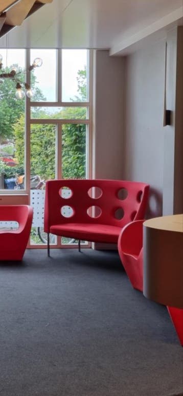 Moderne Rode Designbank met Gatenpatroon