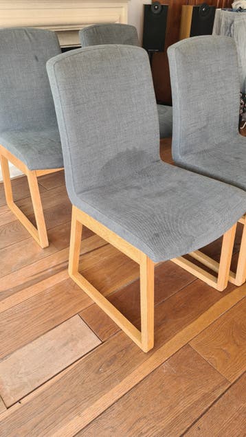 Set van 4 grijze eetkamerstoelen met houten onderstel
