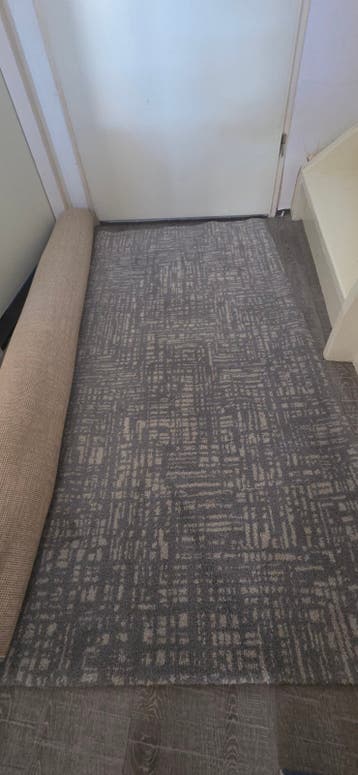 Modern grijs vloerkleed met abstract patroon