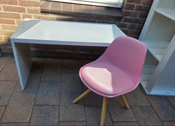 IKEA bureautje met roze stoeltje - opknapper