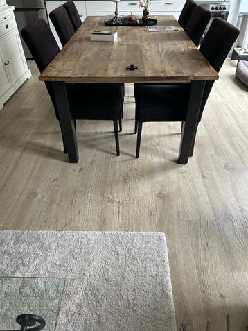 Gratis af te halen robuuste eettafel 220 cm
