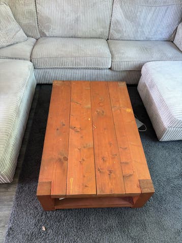 Robuuste houten salontafel met opbergruimte