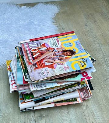 Een behoorlijke stapel tijdschriften, o.a. Viva, Flair