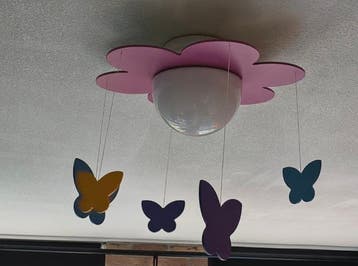 Leuke kinderkamer plafondlamp met vlinders