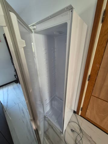 Beko inbouw koelkast met koelmiddellekkage (defect)