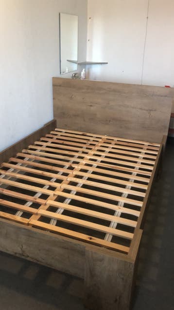 Bed frame. Twijfelaar. Walnoot Hout