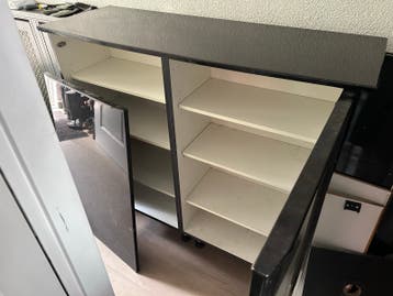 Zwart dressoir met 2 deuren en 4 planken