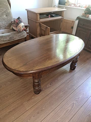 Ovale houten salontafel met gedraaide poten