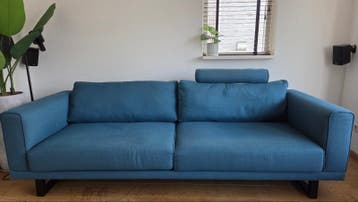 Moderne blauwe driezitsbank - gratis af te halen