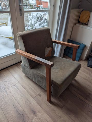 Nubuck lederen fauteuil met mooi houten frame (beschadigd)