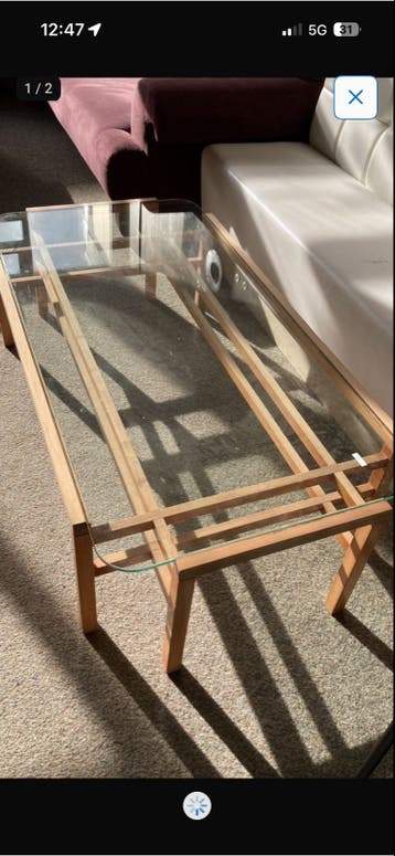 Glazen salontafel met houten onderstel