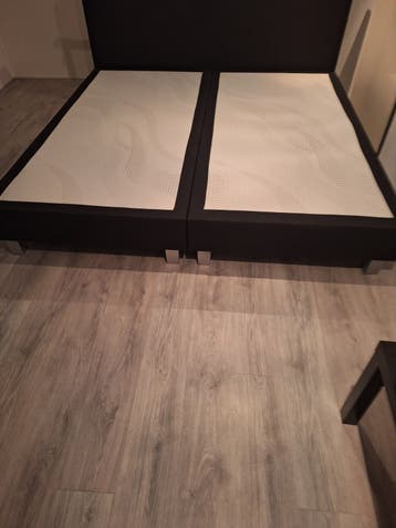 Tweepersoonsbed met boxspring en hoofdbord