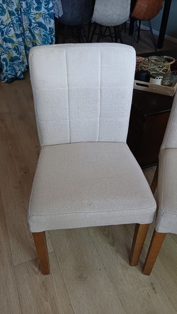 2 eetkamerstoelen - Crème stof met houten poten