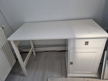Wit bureau met opbergruimte en lade