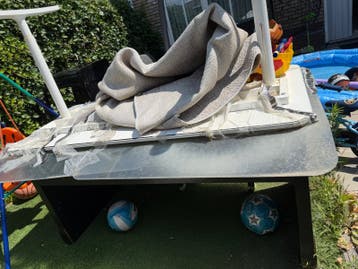 Gratis: Drie houten tafels met ijzeren poten (opgezet)