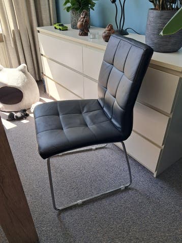GRATIS vier eetkamerstoelen (ophalen)
