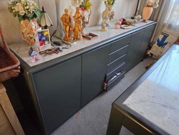 Grijze eettafel en dressoir met marmeren blad