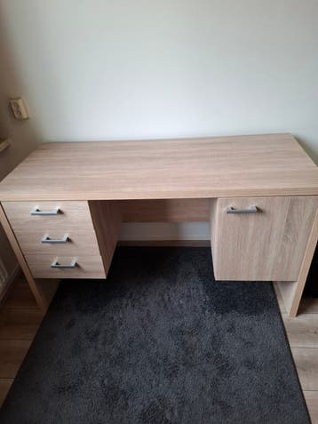 Gratis af te halen: Bureaustoel + Bureau (licht hout)