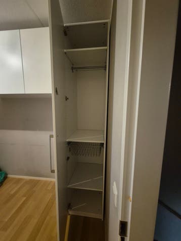 Smalle witte kledingkast