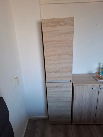 Hoge kast met glazen planken - gratis af te halen