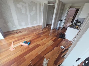 ~40m² afzelia parket (kliklaminaat)