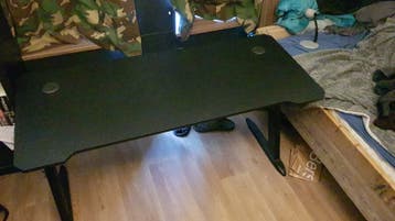 Gratis. Zwart bureau 141 cm breed