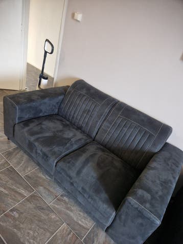 Gratis 3 seats and 2 seats sofa in good condition.