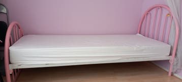 Eenpersoonsbed roze metaal met matras