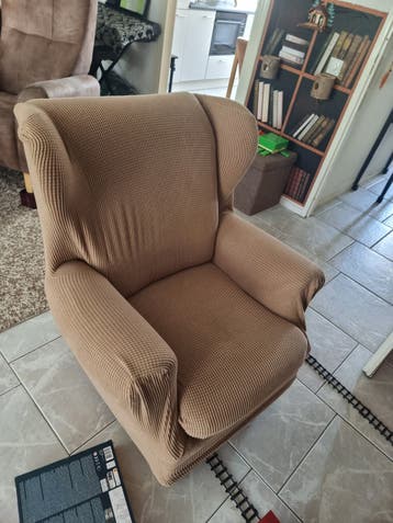 Mooie oorfauteuil gratis af te halen met wasbare hoes