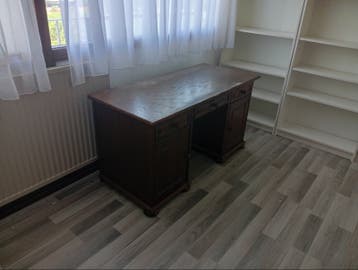 Klassiek houten bureau met lades