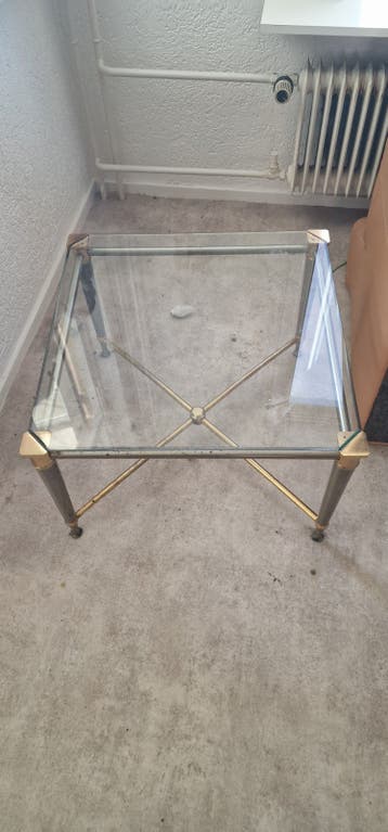 Gratis af te halen: Tafeltje met glasplaat (61x61x41 cm)