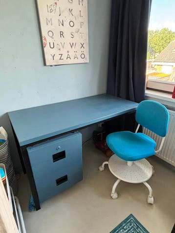 Bureau met bureaustoel. GRATIS