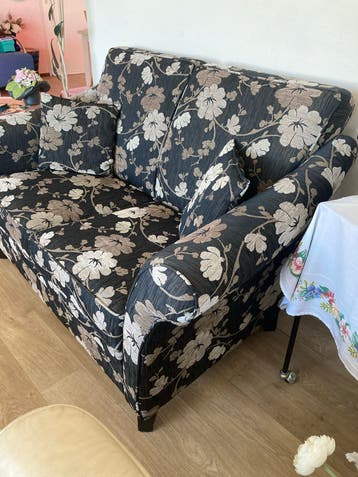 Gratis 2-zits bankje met bloemenprint - Harderwijk