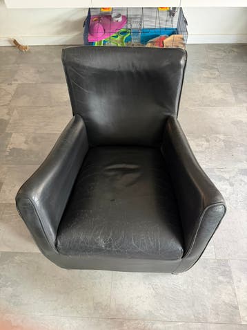 2 zwart fauteuils af te halen