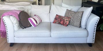 Comfortabele tweepersoonsbank met lichte vlek