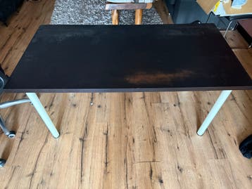 Eenvoudig bureau met donkerbruin blad en witte poten