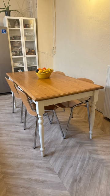 GRATIS Houten eettafel af te halen (excl. stoelen)