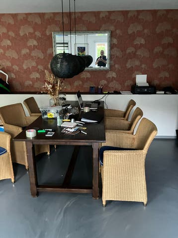 Eettafel met 6 stoelen en bijpassende verlichting