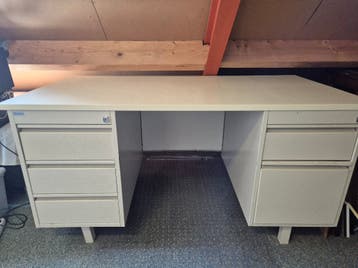 Stalen bureau