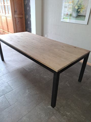 Gratis eettafel, als nieuw.