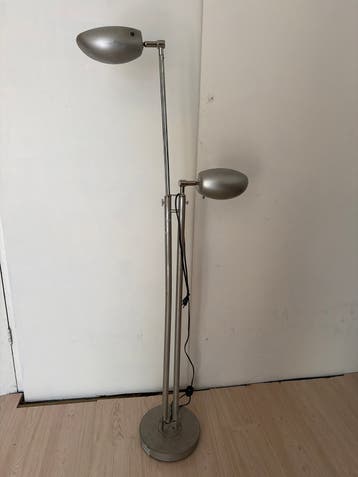 GRATIS Zilverkleurige vloerlamp, goed werkend