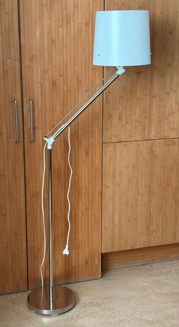 Gratis op te halen vloerlamp van Ikea