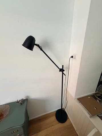 Zwarte vloerlamp met verstelbare arm