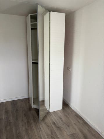 Kledingkast hoek met spiegeldeur - alleen donderdag ophalen!